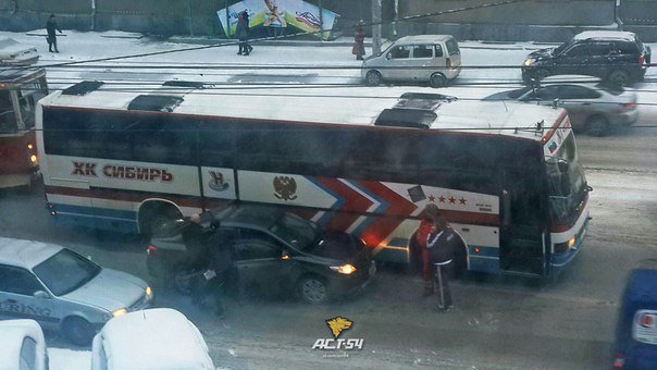 Автобус с «Адмиралом» попал в ДТП перед матчем с «Сибирью»